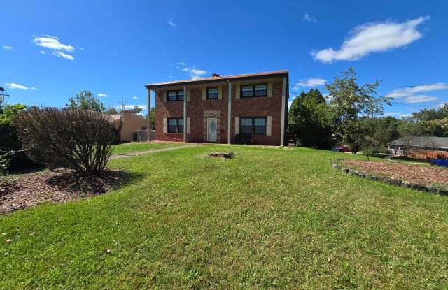Beautiful 4 Bedroom Home in Gateway School District photos photos