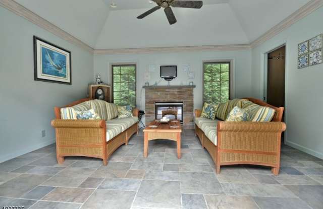 2 TOBOGGAN RIDGE RD - 2 Toboggan Ridge, Saddle River, NJ 07458