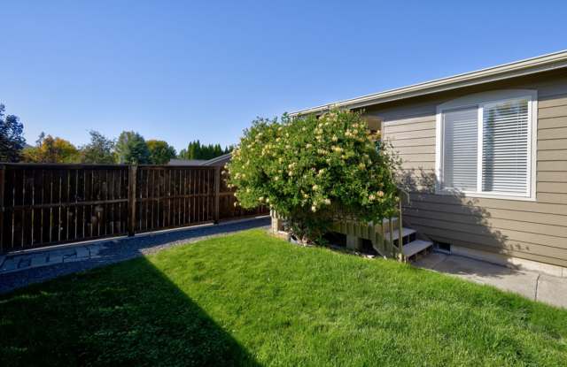 1305 NE TUCSON WAY, BEND, OREGON 97701 - THE VILLAGE  RENT REDUCED $100! Gallery 4