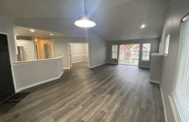 2 Bedroom with a Den, 1-car oversized detached garage, DuPont Condo - 2173 Hammond Avenue, DuPont, WA 98327