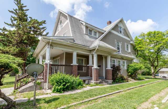Large Centrally Located Home for Rent! Gallery 4