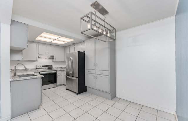 Charming 2 Bedroom 2 Bath Duplex Gallery 3