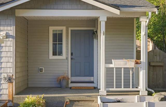 Spacious Maple Valley Townhome with Private Fenced Backyard & A/C Gallery 4