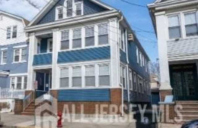 46 Catalpa Avenue unit: 2 photos photos