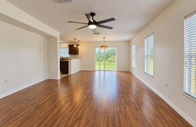 242 WINTER NELLIS Circle Gallery 3