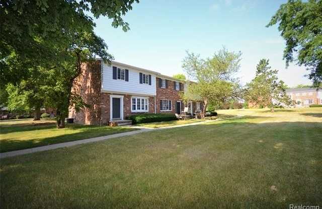 559 Fox Hills Drive N Gallery 2