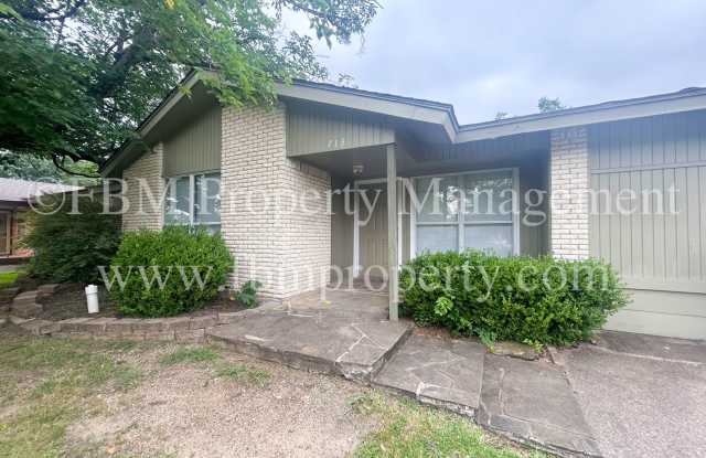 713 Phillips Dr - Beautiful 3 Bedroom, 1.5 Bathroom Brick Home Ennis, TX - 713 Phillips Drive, Ennis, TX 75119