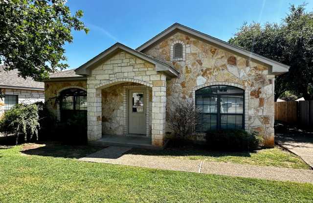 Spacious 5/4 House with Open Floor Plan Near Campus! - 2526 South 3rd Street, Waco, TX 76706