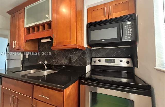 2880 Pine Tree Dr photos photos