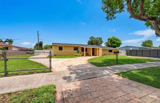 18930 NW 44th Ct Gallery 3