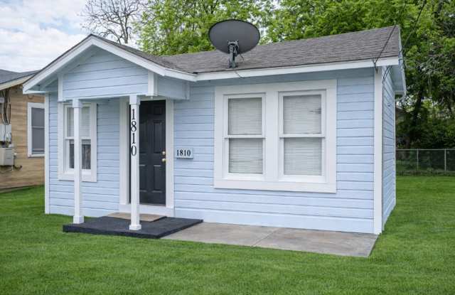 2BR/1BA  Ideal Home Near Downtown Gallery 4