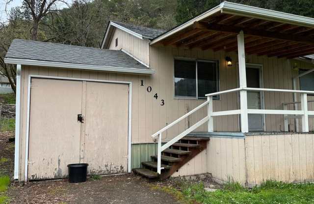 2 bedroom 1 bath Roseburg duplex off Harvard photos photos