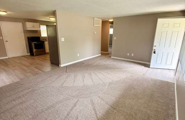 Move-In Ready 2BR in Kettering | Granite Counters + New Carpet photos photos