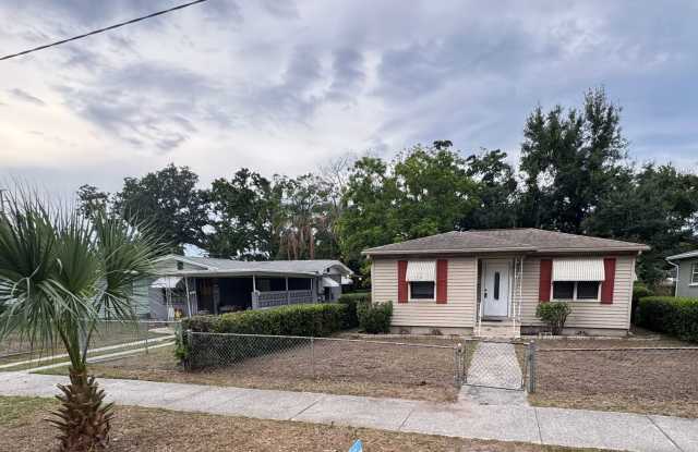 Three Bedroom One Bathroom Cottage in Palmetto Park, St. Petersburg Gallery 3