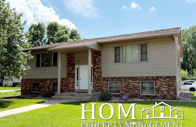 1701 Pleasant View Drive - 4 photos photos