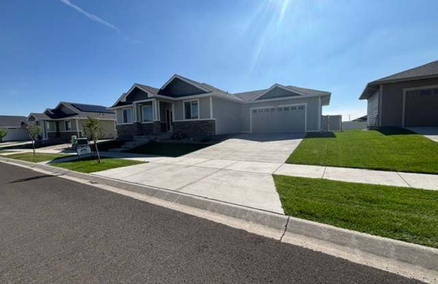 Beautiful 5 Bedroom, 3 Bath Executive Home in the Pointe! Gallery 3