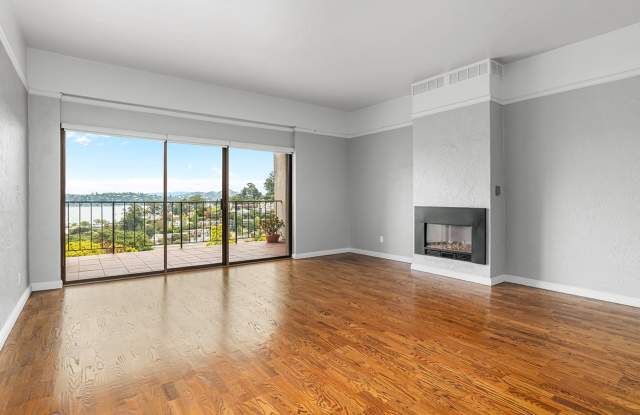Spacious Sausalito 2BR/2BA with Bay Views & Two Private Decks Gallery 3