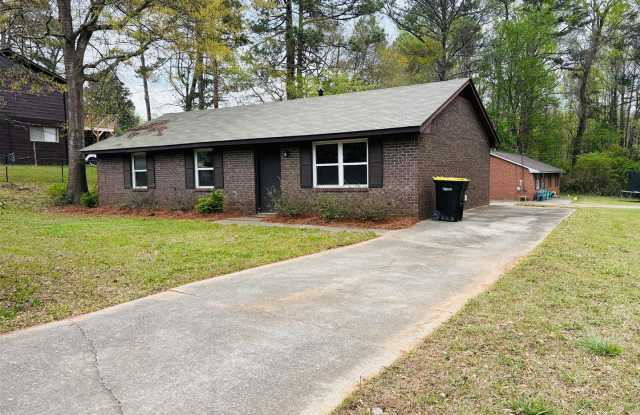 Wow! 3 bedroom 1 bathroom home in Newnan! Must see! photos photos