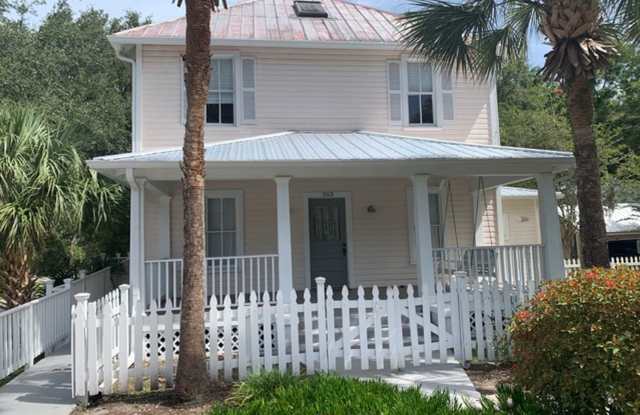 Charming 3-bedroom, 1-bathroom historic home located in the Garden District of DeLand. - 203 East Voorhis Avenue, DeLand, FL 32724
