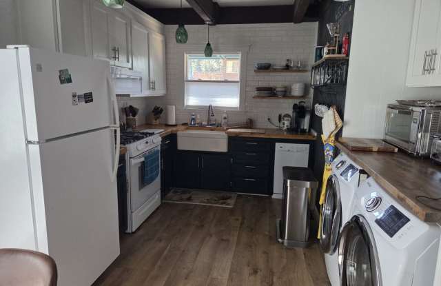 Quiet furnished cabin for ski lease Gallery 3