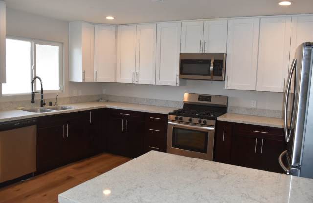 3 Bedroom Home with Solar, A/C & Large Backyard Gallery 4