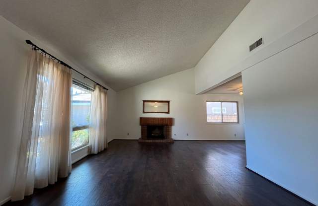 Simi Valley 4BR w/en-suite, family room + MORE! Gallery 3