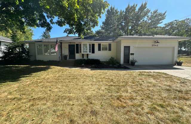 3 Bedroom Ranch home in Wyoming - 2542 Glenbrook Avenue Southwest, Wyoming, MI 49519