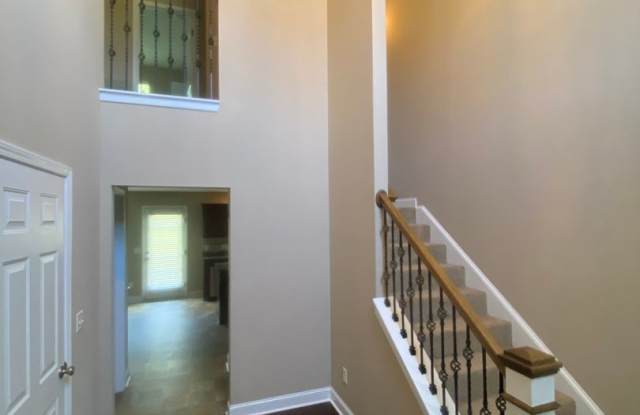 HUGE FENCED YARD, COMMUNITY POOL Gallery 4
