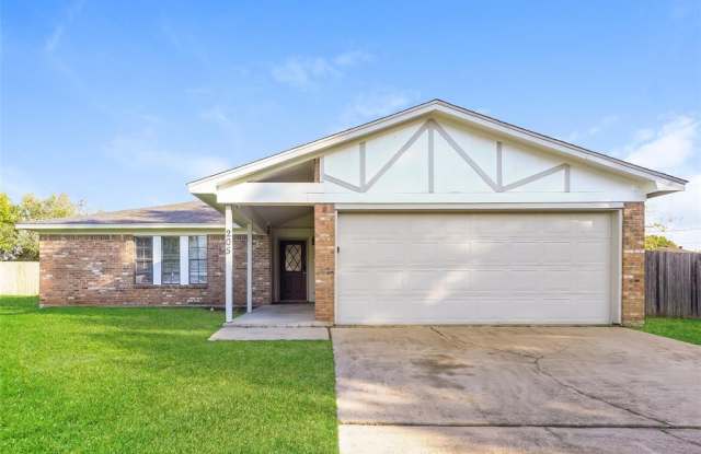 205 Daniels Court - 205 Daniels Court, Crowley, TX 76036
