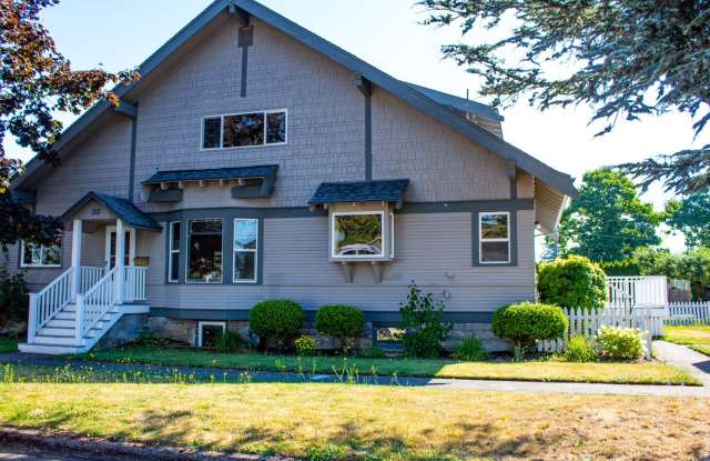 4 Bedroom, 2 Bathroom House in Lynden with Fenced Yard - 312 7th Street, Lynden, WA 98264