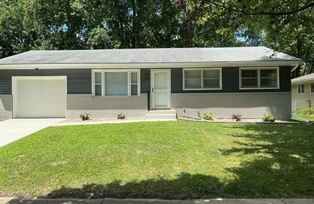 Renovated 3 Bedroom Home in Bloomington photos photos