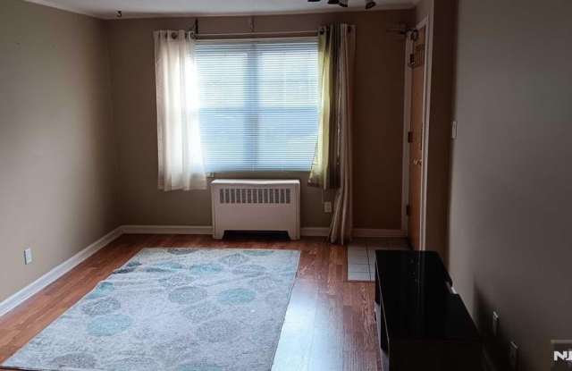 112 A Hastings Avenue Gallery 2