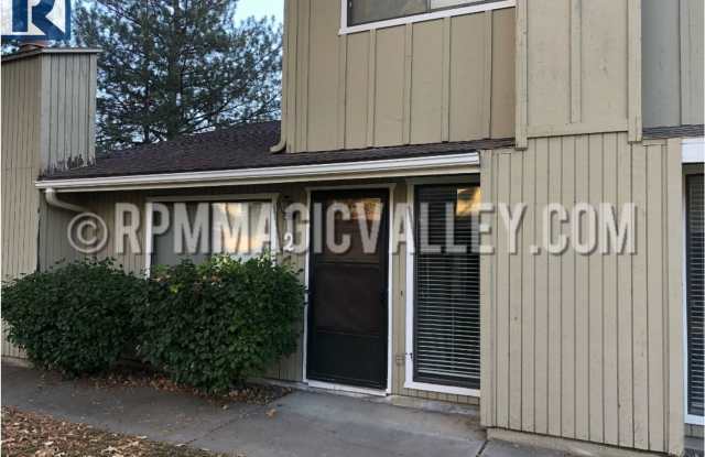 747 Meadows Drive #2, 2 Bed, 1.5 Bath Gallery 3