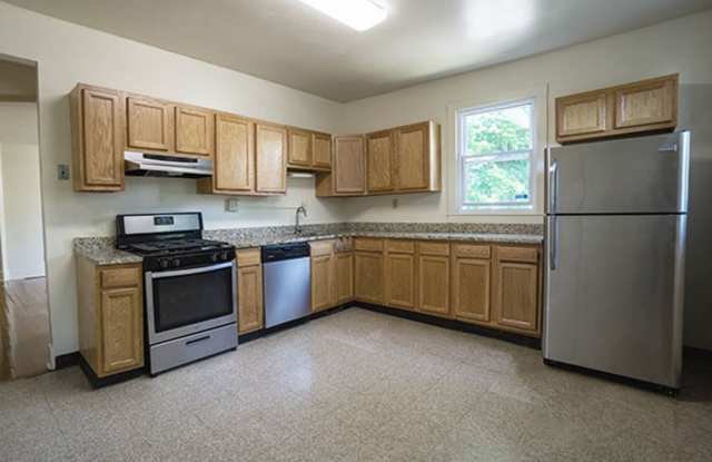 315 Greenwood Pl - Available 06/01/27 - 5 Bedroom Townhouse close to stores and restaurants! Gallery 2