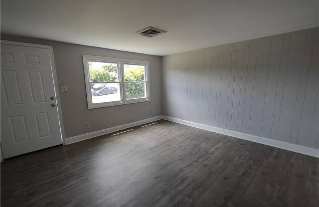 121 E Hillcrest Lane Gallery 4