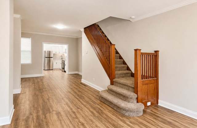 3-Bedroom Harrowgate Townhouse with Large Backyard Gallery 4