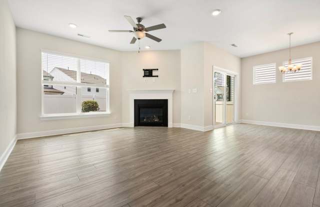 Available now! Spacious & beautiful 3 bedroom townhome! Gallery 3