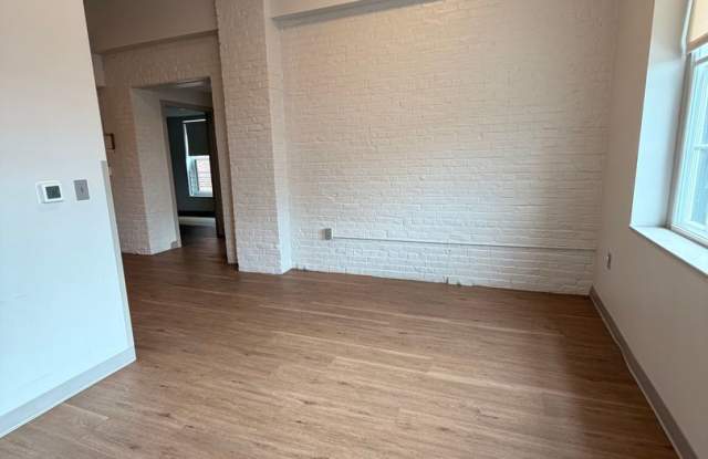 Dewitt Block, Rare 2 Bed/1 Bath Apartment Available Immediately - $1,866 - ALL UTILITIES INCLUDED Gallery 3