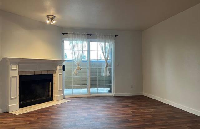 Spacious 3 Bedroom Des Moines Condo - 22810 30th Avenue South, Des Moines, WA 98198