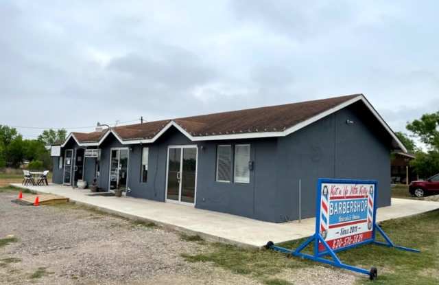 2405 Zanderson Avenue, Jourdanton, TX 78026 - 1 Gallery 2