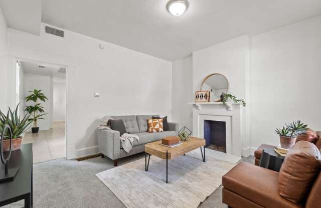 538 Kelton Avenue Gallery 4