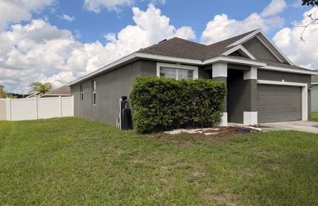 Highland Meadows 3-Bedroom Home with Large Fenced Yard Gallery 3