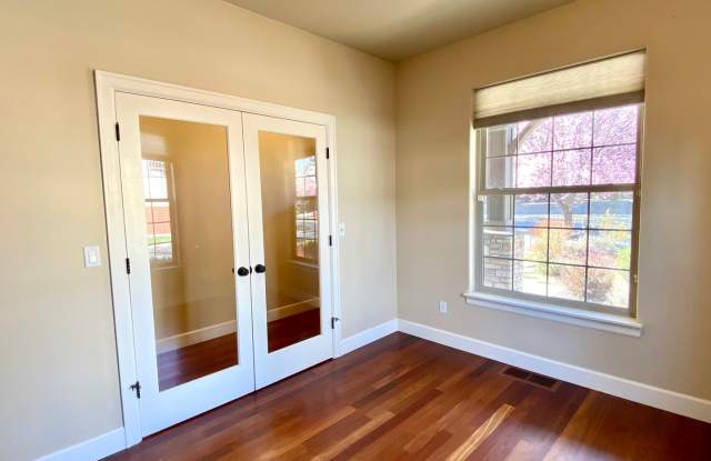 Warm & Inviting Home with Bonus Den in Prime SW Bend Location Gallery 4