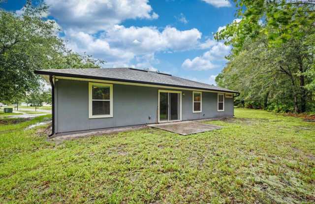 Spacious 3-Bedroom Home with 2-Car Garage & Lawn Care Included! Gallery 3