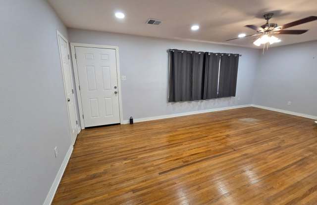 302 N Lincoln Gallery 3