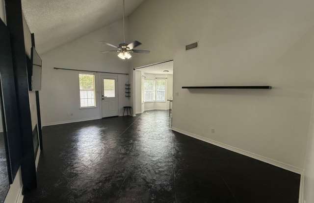 Pensacola - 3 bedroom, 2 bathroom Gallery 3