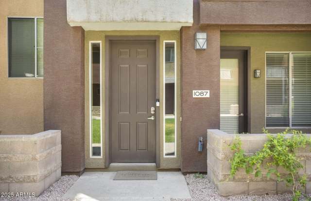 PHENOMENAL TOWNHOME IN THE GLENDALE ENTERTAINMENT DISTRICT!! photos photos