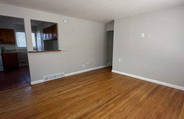 5 bedroom 2 bathroom Sinlge Family House in North Denver Gallery 3