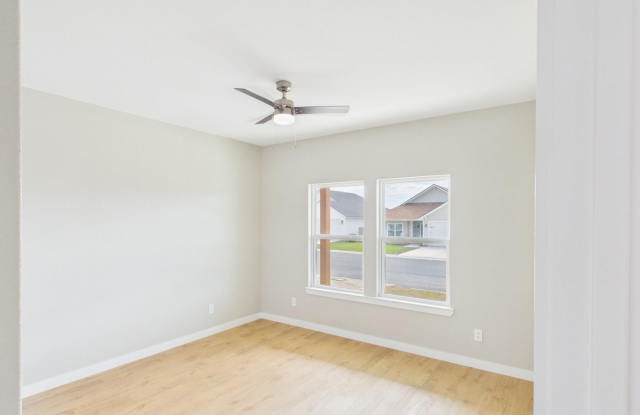 Like-New 3BR/2BA Home with Open Floor Plan & Fenced Yard Gallery 4