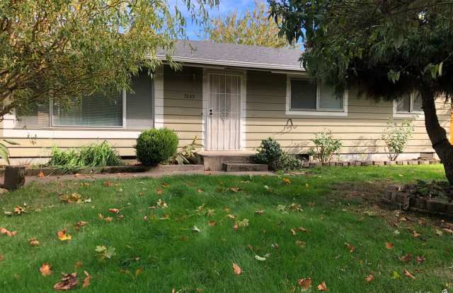 Updated 3 bedroom 1 1/2 bath home with a large yard! MOVE IN SPECIAL! - 1333 Mill Street, Springfield, OR 97477